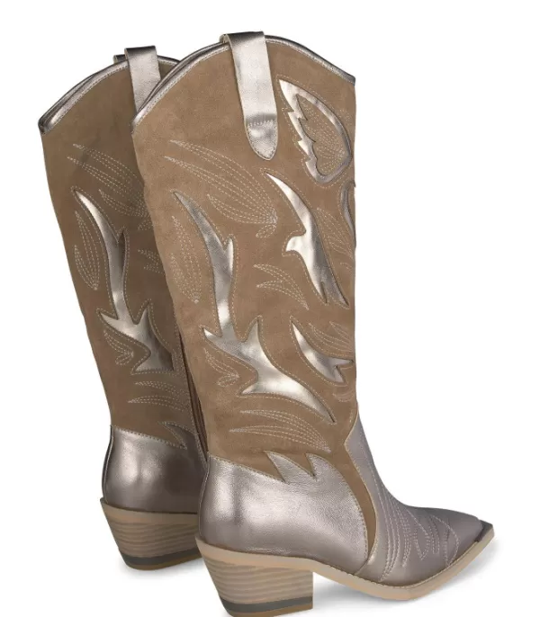 comprar_bota_vaquera_con_adorno_alas_2-2.webp Botas Planas*Alma en Pena Comprar Bota Vaquera Con Adorno Alas